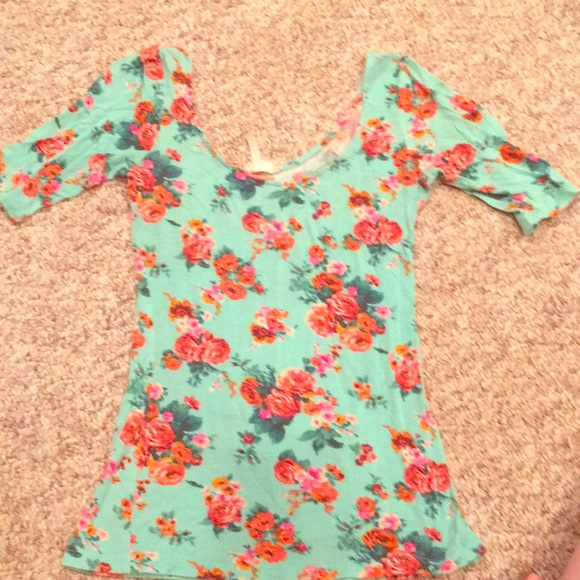 Kirra Tops - Nice shirt the fits snug